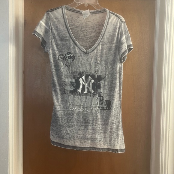 5th & Ocean MLB Genuine Merchandise NY Yankees Women’s Gray Burnout V-Neck Tee - Picture 1 of 6